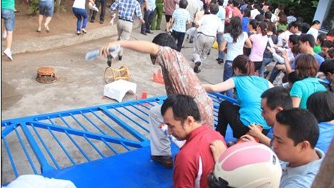 Bi hài clip chế đạp đổ cổng trường