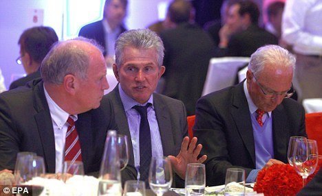 HLV Bayern mỉa mai tỷ phú Abramovich