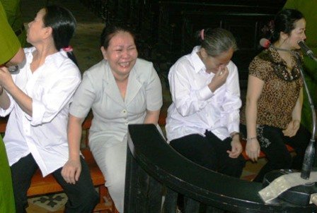 Mê gái lẳng lơ, ông chủ bị chuốc thuốc mê