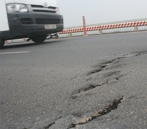 Mặt cầu Thăng Long xuống cấp: lại sửa lại hỏng