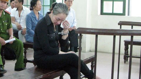Hành hạ ôsin, bà chủ tàn nhẫn rơi lệ
