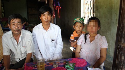 Bé 14 tuổi bị hai anh rể hãm hại đã sinh con trai