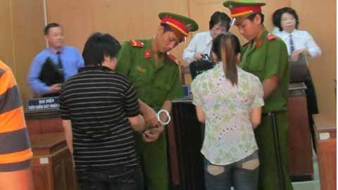 Oái oăm thiếu nữ chuốc thuốc mê mẹ đẻ