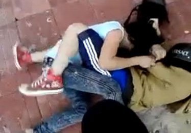 Nữ sinh dùng mũ bảo hiểm đập nhau chí mạng