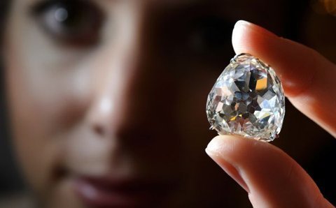 Ngắm viên kim cương gần 10 triệu usd