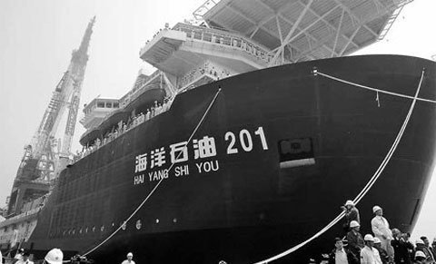 TQ đưa tàu cần cẩu ra Biển Đông