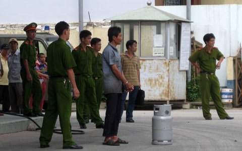 Dùng bình gas dọa CSGT, đòi nổ tung cây xăng