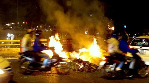 Nguyên nhân cháy xe: Dân tự đoán?