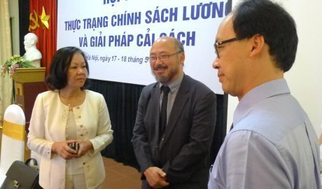 Vay công chức để cải cách lương?