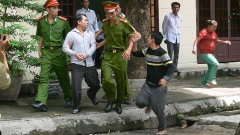 Kết cục bi đát của “phi công trẻ” cuồng ghen