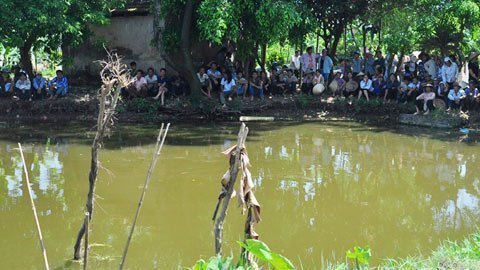 Nữ sinh bị dìm chết dưới ao, phổi không có nước
