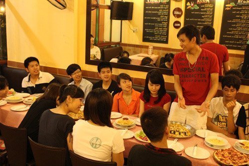 Cặp sinh viên bao cả tầng nhà hàng pizza hạng sang để tỏ tình