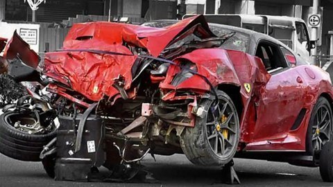 Dân Trung Quốc nổi giận vì siêu xe gây họa