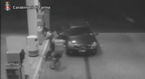 Đánh và cướp tiền của nhân viên bán xăng