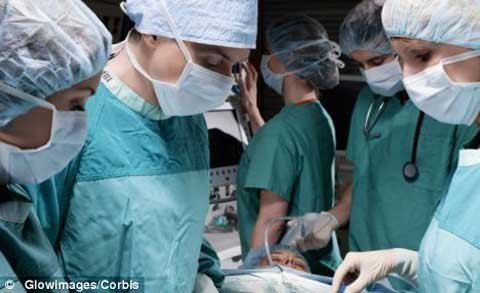 Bác sĩ làm đứt đầu trẻ khi đỡ đẻ