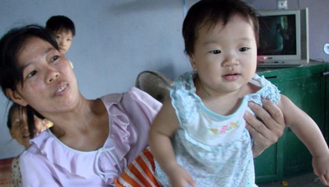 Yêu mù quáng 'phi công trẻ', mẹ bán cả con đẻ