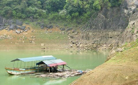 Bí ẩn hồ khổng lồ chỉ một đêm cạn trơ đáy