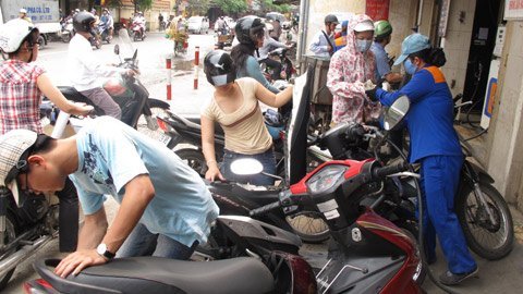 Chưa giảm giá xăng, chờ theo dõi