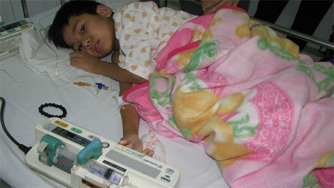 Cháu bé bị trụ gạch đè giập dạ dày và tủy…kêu cứu