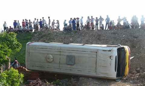 Xe bus lật nửa vòng, gần chục khách hoảng loạn