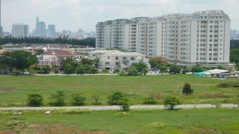 'Đại gia' ứa nước mắt chở con bằng... xe máy