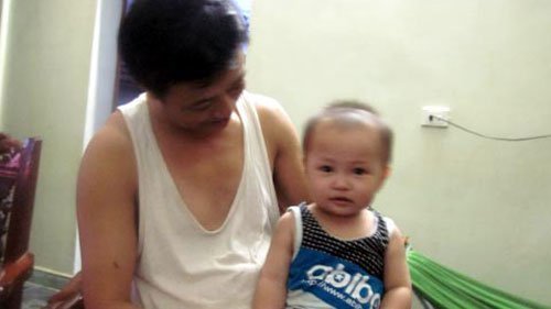 Mẹ vắng nhà, bố khốn khổ 