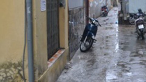 Hà Nội: Bị kẻ côn đồ chém gần lìa đầu