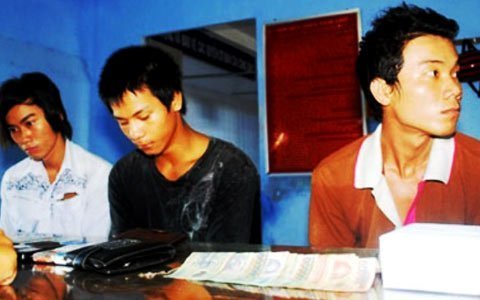 Chạy xe phân khối lớn, cướp nữ trang đắt tiền