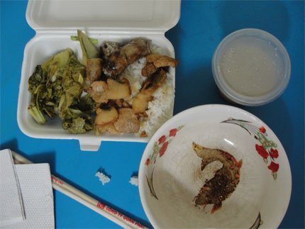 Khiếp đảm cơm hộp văn phòng với thịt ôi 20 ngàn/kg