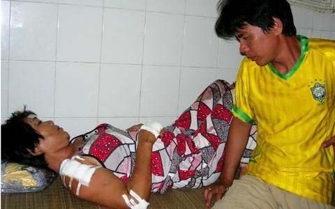 Xe khách lật nhào, kéo lê chục mét trên đường