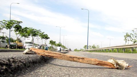 Đại lộ 13.400 tỷ ở TP.HCM sụt lún