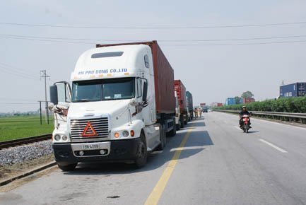 Báo động xe quá tải trên Quốc lộ 5