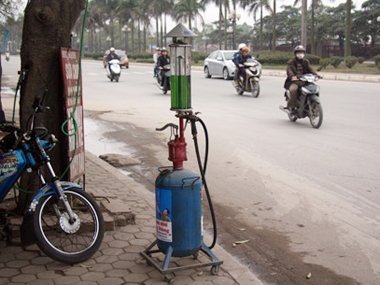 Mua xăng vỉa hè: Tự chuốc hiểm nguy