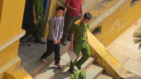 'Âu yếm' người yêu nhí, lãnh 9 năm tù giam