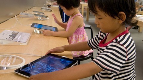 Lạ lùng cha mẹ giao con cho bảo mẫu Iphone, Ipad