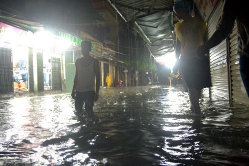 Vì sao đêm qua Hà Nội mưa lớn, kéo dài?