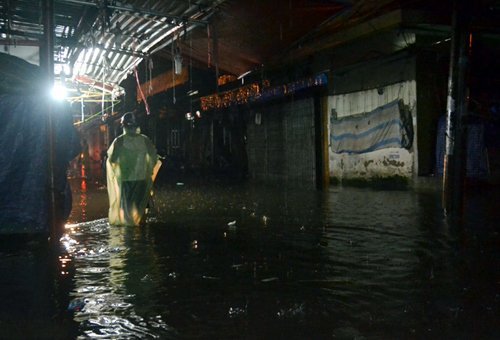 Mưa xối xả, phố Hà Nội biến thành sông