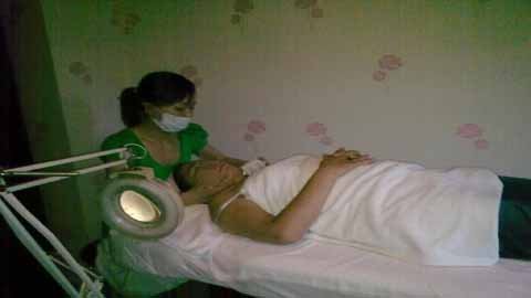 Toát mồ hôi trong phòng massage