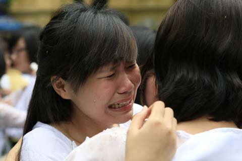 Nữ sinh Hà thành xúc động ngày bế giảng