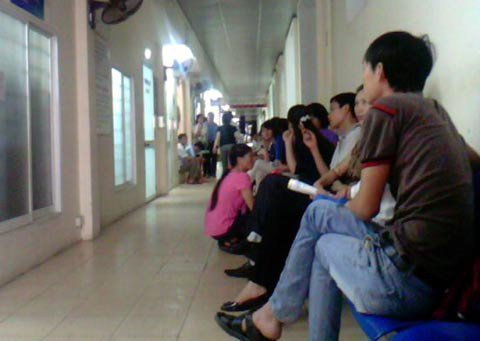 Chửa vượt mặt vẫn bị đàn ông tranh ghế ngồi