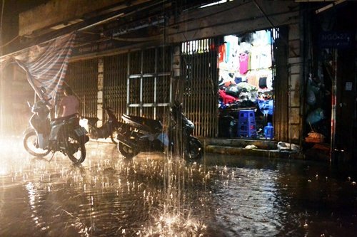 Đêm nay Hà Nội tiếp tục mưa lớn