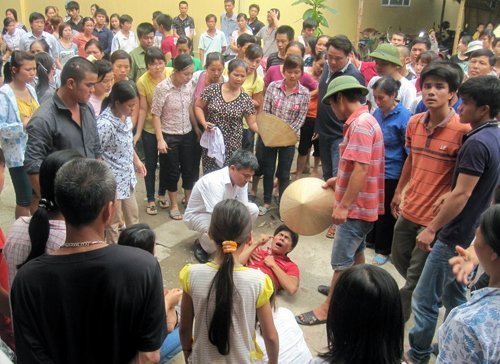 Trẻ chết tại viện, cha ngất xỉu vì đau đớn