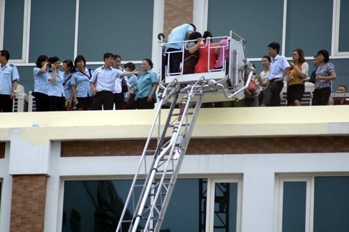 Cháy tại nhà 18 tầng, hàng trăm người mắc kẹt