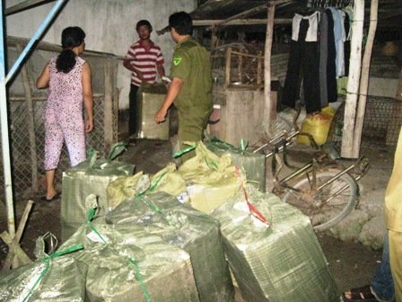 Tập kích 7 điểm, 'bắt nóng' 100.000 gói thuốc lá lậu