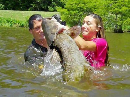 Thú chơi kinh dị: Dùng tay làm mồi nhử tóm cá khổng lồ