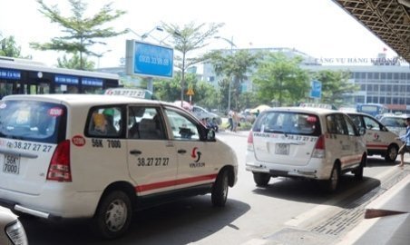 Taxi chờ xăng giảm thêm 2.000đ mới giảm cước