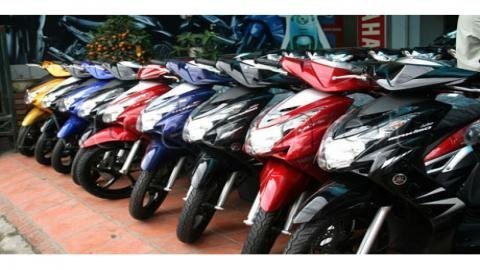 Xe máy: Kẻ bán than ế ẩm, người mua kêu đắt