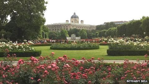 Thành phố thích than phiền vì quá sướng?