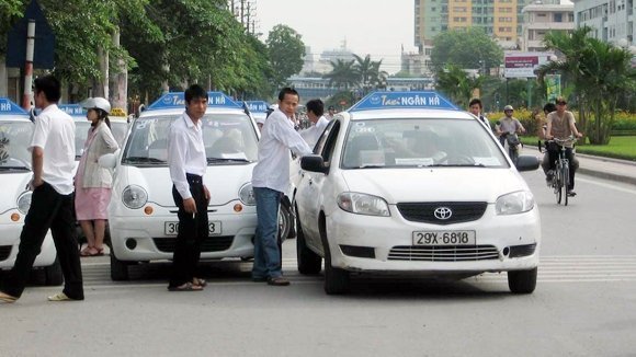 Taxi Hà Nội 'tủi thân' trước xe buýt
