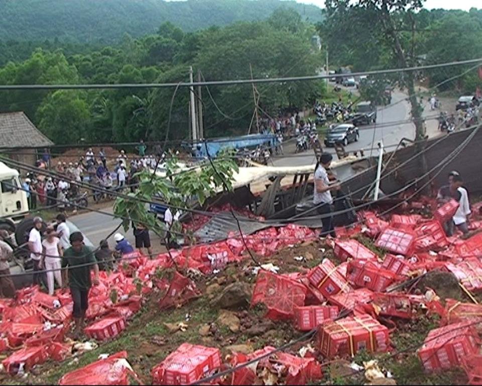 Lật xe chở 25 tấn măng cụt, dân hỗn loạn cướp